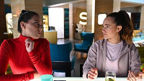 "Alles was z&auml;hlt": Joana (r.) ger&auml;t unter Druck, als ihr Charlie (l.) das Messer auf die Brust setzt.