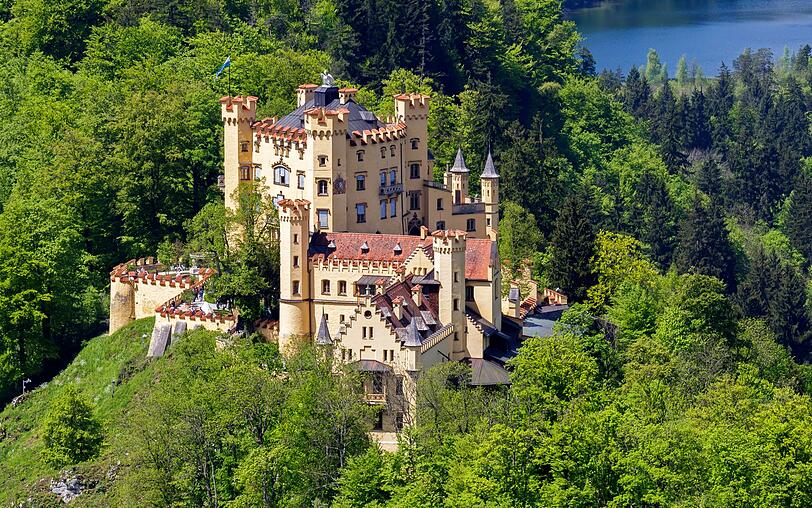 Nicht nur Neuschwanstein, sondern auch Schloss Hohenschwangau zählt zu den berühmten Königsschlössern von Ludwig II. Hier verbrachte der König seine Kindheit und nutzte später das Schloss als Sommerresidenz. Der Bau aus dem 12. Jahrhundert wurde durch Kriege zerstört und 1832 von König Maximilian II. (Vater König Ludwigs II.) im neugotischen Stil wieder aufgebaut. Nicht nur Neuschwanstein, sondern auch Schloss Hohenschwangau zählt zu den berühmten Königsschlössern von Ludwig II. Hier verbrachte der König seine Kindheit und nutzte später das Schloss als Sommerresidenz. Der Bau aus dem 12. Jahrhundert wurde durch Kriege zerstört und 1832 von König Maximilian II. (Vater König Ludwigs II.) im neugotischen Stil wieder aufgebaut.