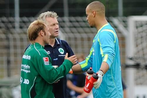 Fleißig weiter geübt nach dem Training: Keeper Stephan Loboué (r.) und Marco Sailer. Coach Benno Möhlmann hat's gefallen.