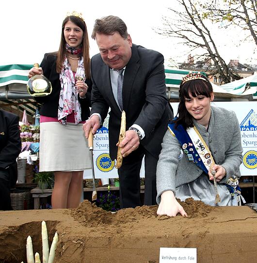 Spargelkönigin Daniela Kögler hat am Mittwoch auf dem Viktualienmarkt gemeinsam mit dem bayerischen Landwirtschaftsminister Brunner die Spargelsaison eröffnet. Spargel ist die flächenmäßig bedeutendste Gemüsekultur in Bayern. Bayerischer Spargel kostet zwischen sieben und neun Euro pro Kilogramm. Die wichtigsten Anbaugebiete in Bayern sind Franken, die Region um das schwaebische Schrobenhausen sowie um Abensberg in Niederbayern. Sehen Sie hier die Bilder vom Viktualienmarkt.