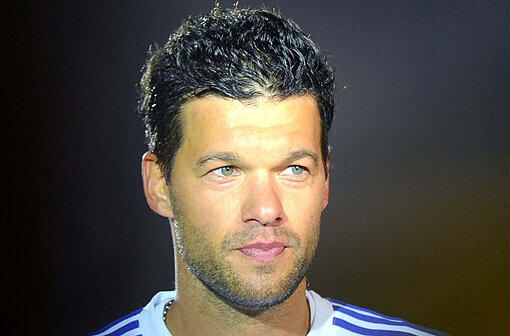 Ex-Fußballnationalspieler MICHAEL BALLACK stellte mindestens 100 000 Euro aus den Erlösen seines Abschiedsspiels am Mittwoch in Leipzig in Aussicht. Auf seine Initiative hin wurde zudem eine Spendenhotline (0900 &ndash; 5970 870) eingerichtet.