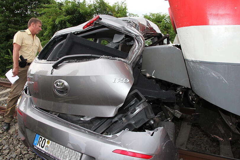Bei einem schweren Unfall mit einem Regionalzug ist am Mittwochmorgen eine junge Autofahrerin ums Leben gekommen.
