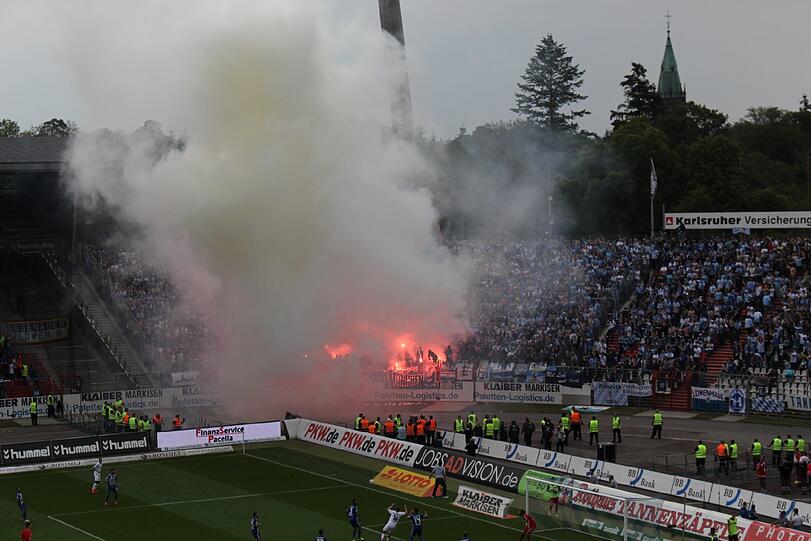 Die Bilder von der Pyro-Show der Löwen-Fans in Karlsruhe