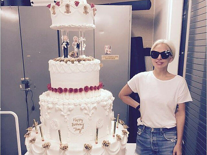 Lady Gaga wirkt neben der fünfstöckigen Torte klein und schmächtig