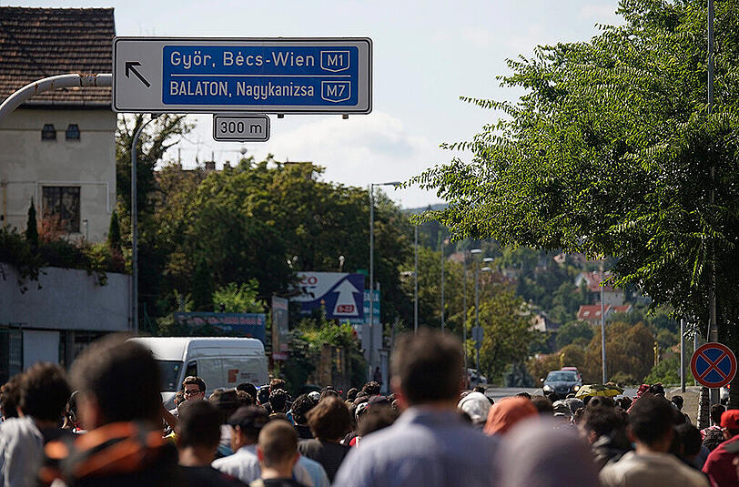 170 Kilometer Fußmarsch haben die Flüchtlinge von Budapest bis zur österreichischen Staatsgrente vor sich. Die bewegenden Bilder.
