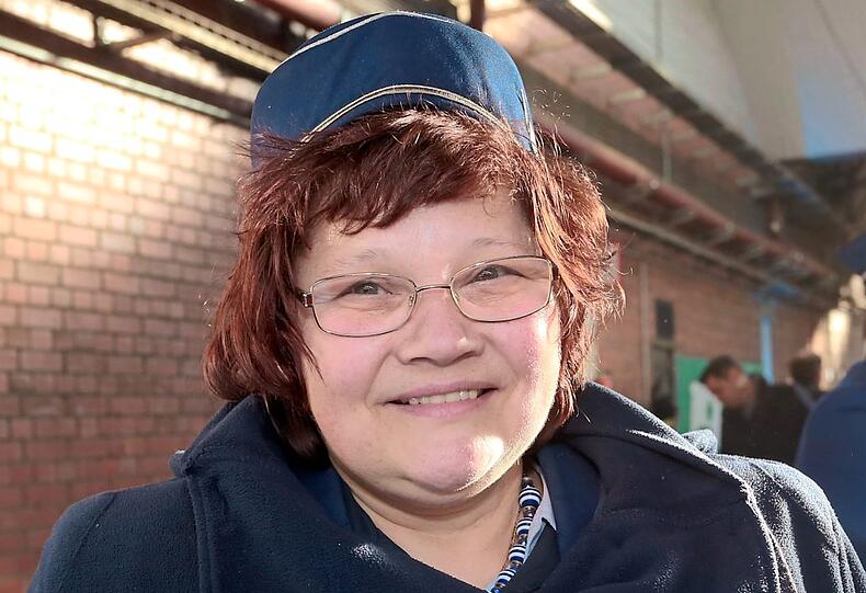 Gabriele Pötzschke, Industriekauffrau und Mitglied der Freunde des Trambahnmuseums ist begeistert von der neuen Strecke: "Die Verlängerung der Tram-Linie 25 ist ein großer Gewinn für die Menschen die bei der SZ arbeiten, denn die Haltestelle ist direkt vor dem Hauseingang. Sie sind schneller an ihrem Arbeitsplatz und schneller wieder zu Hause. Die Tram fährt im Zehn-Minuten-Takt und ist immer pünktlich."