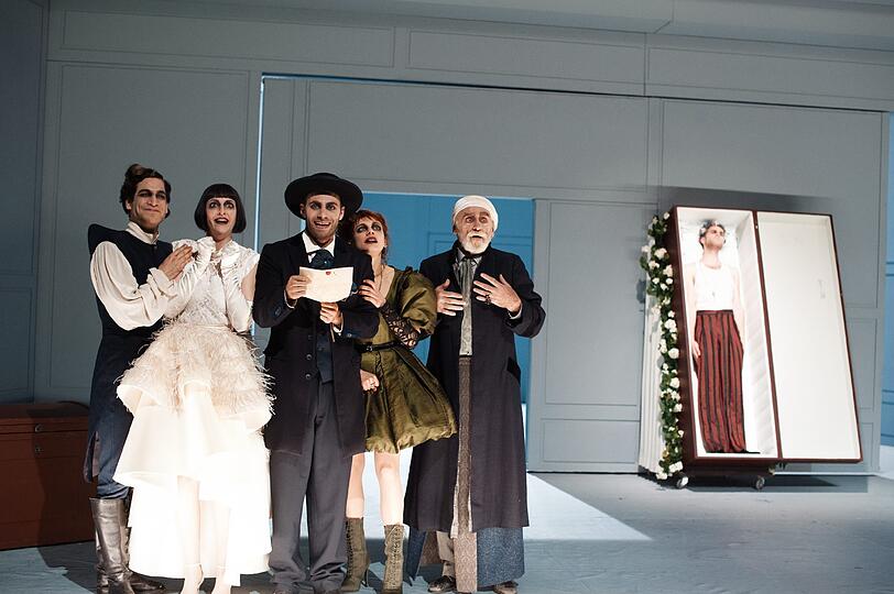 Jonathan Hutter, Carolin Hartmann, Jonathan Müller, Nina Steils, Peter Mitterrutzner und Silas Breiding in "Volpone".