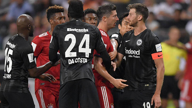 Zwischen Lewandowski und Abraham (re.) geht es heiß her. Auch nach dem Spiel, als der Pole dem Innenverteidiger seine Meinung sagt.