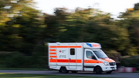 Ein Rettungswagen fährt zu einem Einsatz.