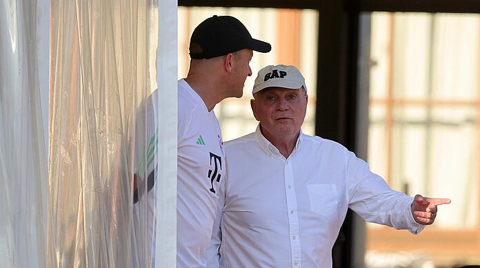 Bayerns Ehrenpräsident Uli Hoeneß (r.) schaute am Samstagnachmittag beim FC Bayern am Tegernsee vorbei.