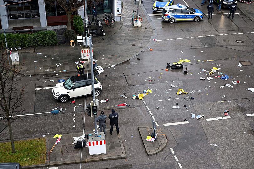 Spur der Verwüstung, nachdem ein Mann am Donnerstagmorgen mit einem Mini Cooper mit über 50 Stundenkilometern in einen Demozug der Gewerkschaft Verdi gefahren ist.