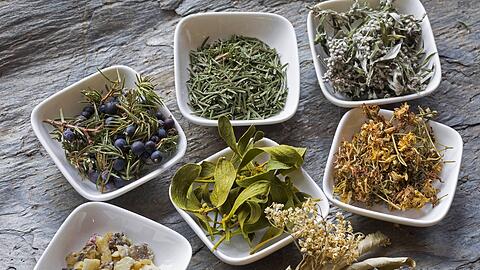 Getrocknete Kraeuter fuer die Rauhnachts-Raeucherung,