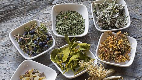 Getrocknete Kraeuter fuer die Rauhnachts-Raeucherung,