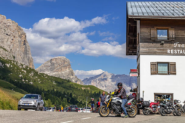 Auch bei Motorradfahrern beliebt: das Gr&ouml;dner Joch, hier die Frara-H&uuml;tte.