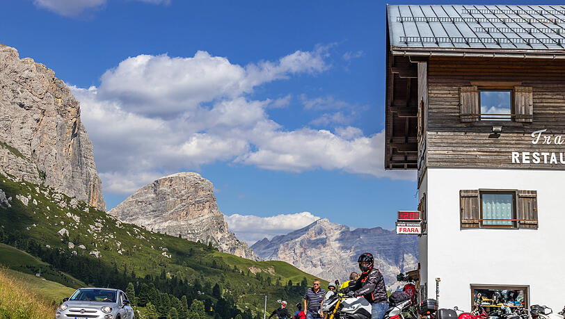 Auch bei Motorradfahrern beliebt: das Gr&ouml;dner Joch, hier die Frara-H&uuml;tte.