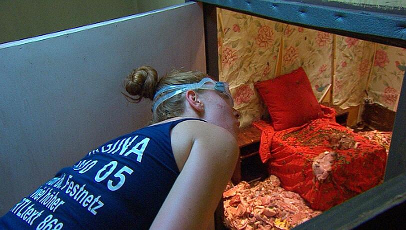 Das stinkende Zimmer mit dem toten Fleisch ist der ehemaligen Bachelor-Kandidatin aber zu viel.