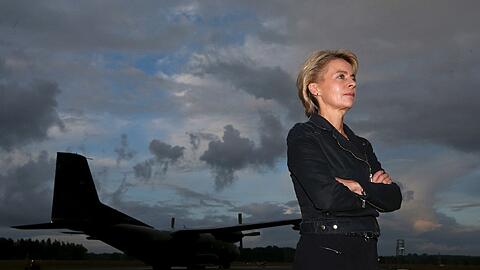 Ursula von der Leyen verabschiedet die Soldaten auf dem Nato-Flugplatz Hohn. Foto: Axel Heimken