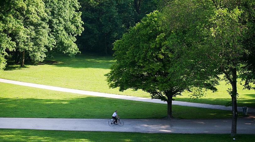Der Klassiker unter den Joggingwegen ist der Englische Garten. Und das auch aus gutem Grund. Zum einen ist er aufgrund seiner zentralen Lage gut zu erreichen, so dass es vielen auch möglich ist, in der Mittagspause joggen zu gehen. Besonders angenehm ist es aber, morgens beziehungsweise am Vormittag durch den Englischen Garten zu laufen, wenn man die Möglichkeit dazu hat. Denn dann ist es dort noch nicht so voll und man kann die schöne Umgebung richtig genießen.