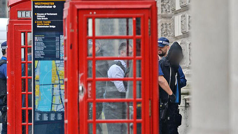 Erst am Donnerstag war in London ein Mann wegen Terrorverdachts festgenommen worden. Ein Zusammenhang mit den Aktionen in der Nacht besteht angeblich nicht.