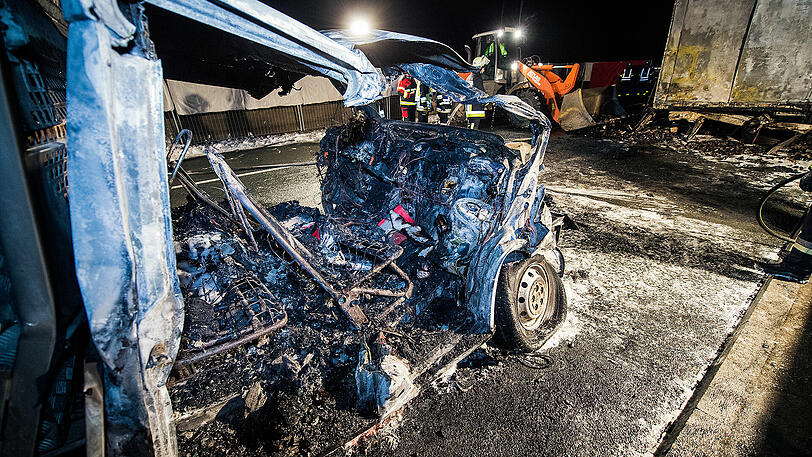 Im Kleinlaster verbrennen zwei Menschen nach dem Auffahrufall auf der A6. Die Bilder der Nacht.