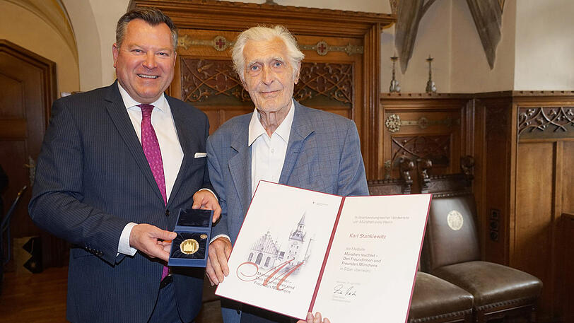 Josef Schmid übergibt "München leuchtet" in Silber an Karl Stankiewitz.