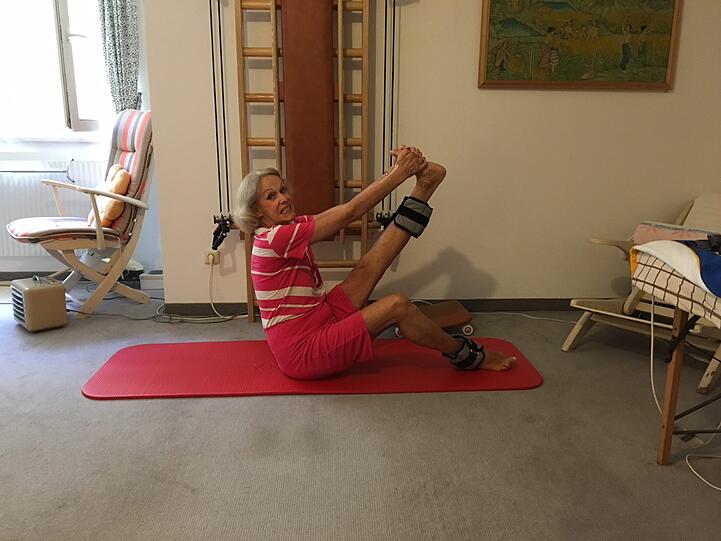 Der Körper will täglich gepflegt und gehegt sein: Ellen daheim bei der Gymnastik, fotografiert von Alice.