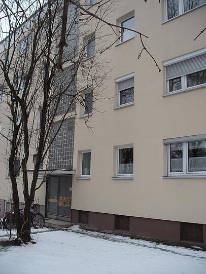 Wenn Daniela K. tatsächlich in ihrer Wohnung getötet worden sein sollte, müsste der Täter die Leiche über das Treppenhaus in Freie geschafft haben und sie dann in ein Auto gelegt haben. 
Eine Nachbarin aus dem Erdgeschoss hat am 12. März abends gegen 20 Uhr Hilfeschreie aus der Wohnung im zweiten Stock gehört.