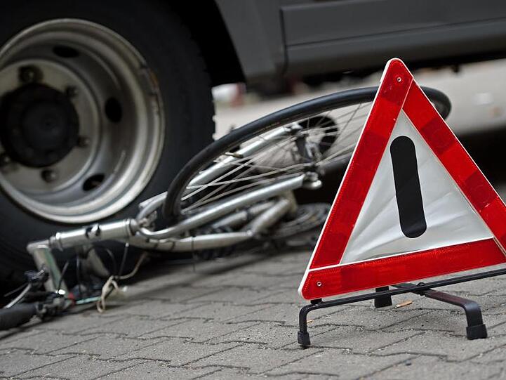 Ein zerstörtes Fahrrad unter den Hinterrädern eines Lkw.