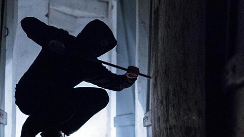 Der Einbrecher verschaffte sich mit Gewalt Zutritt zu dem Imbiss in der Landsberger Straße. (Symbolbild)