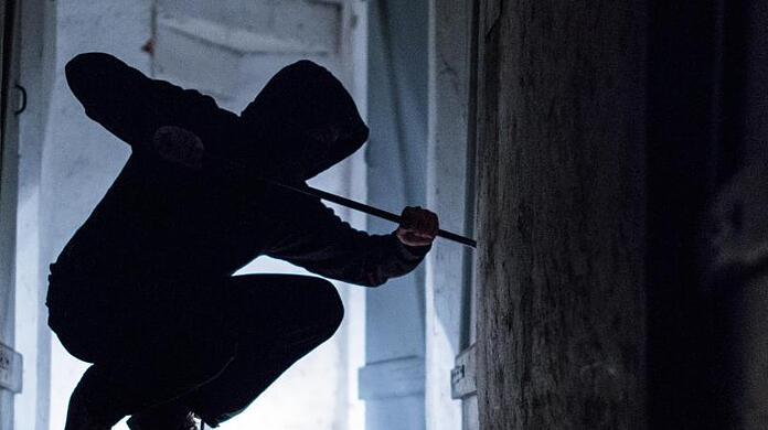 Der Einbrecher verschaffte sich mit Gewalt Zutritt zu dem Imbiss in der Landsberger Straße. (Symbolbild)