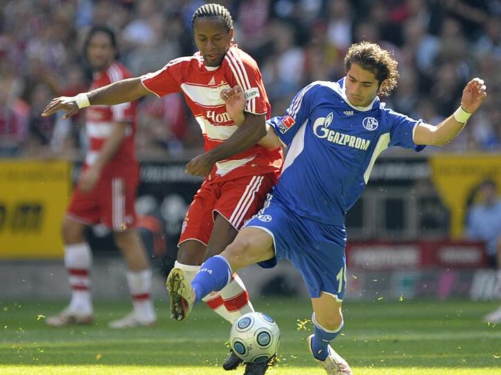 Bald wieder in der Bundesliga? Der Ex-Münchener Ze Roberto (l), hier im Zweikampf mit Schalkes Halil Altintop.