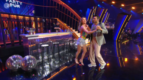 Anna-Carina Woitschack &uuml;berrascht Giovanni Zarrella mit einer spontanen Tanzeinlage.