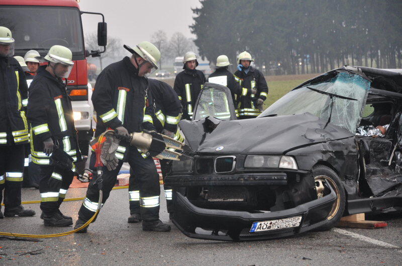 Am Donnerstagmorgen kam es auf der B299 zwischen Altötting und Unterneukirchen zu einem schweren Verkehrsunfall. Der Fahrer eines BMWs überholte mehrere Fahrzeuge und kam dabei ins schleudern. Daraufhin kollidierte das Fahrzeug mit einem Kleintransporter. Dieser erfasse den BMW seitlich auf der Fahrerseite.

Der Fahrer des erlag sofort seinen Verletzungen. Der Fahrer des Transporters wurde mit leichten Verletzungen ins Krankenhaus gebracht.