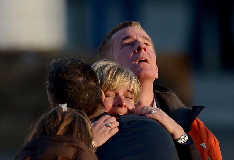 Fassungslosigkeit und Trauer in den USA: Ein Attentäter hat an einer Grundschule im Dezember ein Blutbad angerichtet und dabei 27 Menschen getötet, darunter 20 kleine Kinder.
