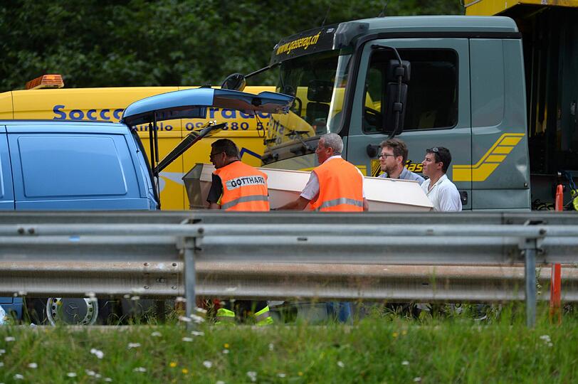 Zwischen dem roten und dem grünen Lastwagen wurde das Auto der vierköpfigen Familie eingequetscht. Die Bilder des Horror-Unfalls.