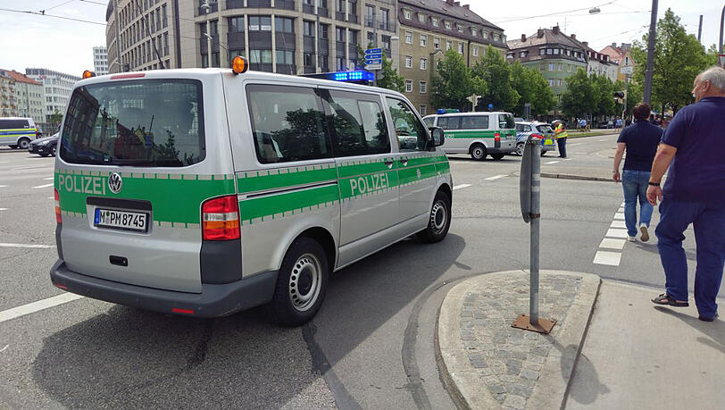 Polizeisperre auf dem Candidberg. Hier geht für den Verkehr gerade nichts weiter. Polizeisperre auf dem Candidberg. Hier geht für den Verkehr gerade nichts weiter.