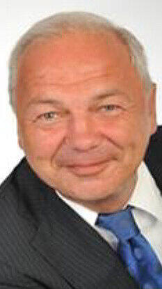 Helmut Reiter, Bankdirektor a.D., einst Medienkaufmann bei der AZ. &bdquo;Für Sechzig war ich Schiedsrichter im Amateurbereich. Für die Löwen habe ich die Fußballschule in Pfaffenhofen organisiert. Ich bin Mitglied seit 1995, aber von Kindesbeinen an Fan. Ich war schon im Grünwalder, als sie 35.000 Zuschauer reingelassen haben. Die Außendarstellung und Verhältnis der Gesellschafter müssen sich dringend verbessern." Über vergangene Misverständnisse mit Ismaik sagt Reiter: "Sechzig hat gemeint: &sbquo;Wir nehmen das Geld, halt den Mund'."