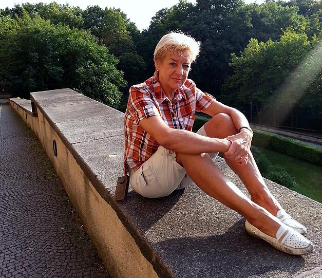 Heike Heidenreich auf der Mauer des Bayerischen Landtags.