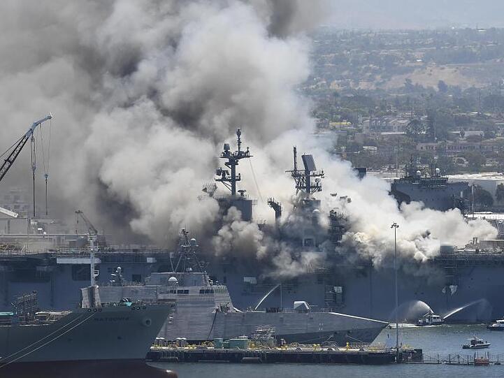 Rauch steigt vom US-Kriegsschiff "USS Bonhomme Richard" im Marinestützpunkt San Diego auf. Bei einem Feuer auf dem US-Kriegsschiff sind nach Angaben der Marine mehrere Soldaten verletzt worden.