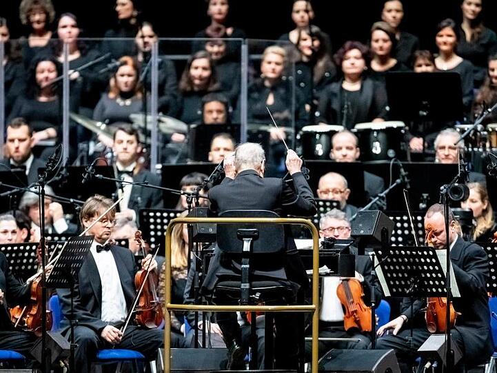 Ennio Morricone dirigiert im Sitzen.