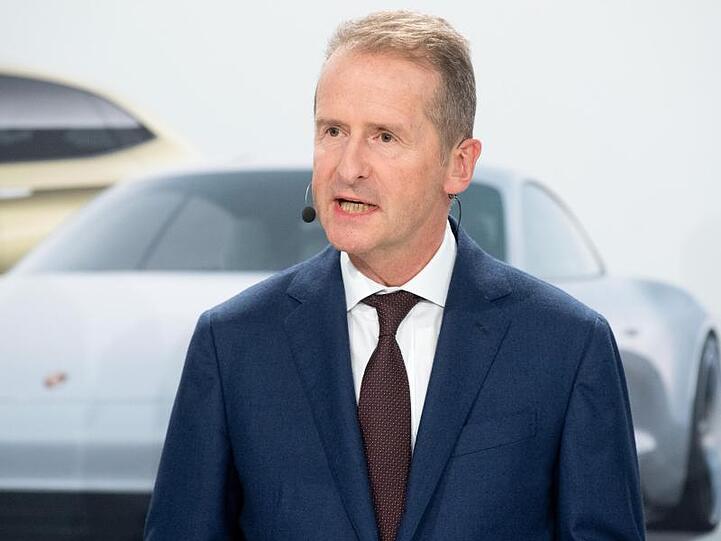 Volkswagen-Chef Herbert Diess, der im vergangenen Jahr etwa 20 Tage in China verbracht habe, ging davon aus, dass er künftig etwa doppelt so viel Zeit in der Volksrepublik verbringen werde.