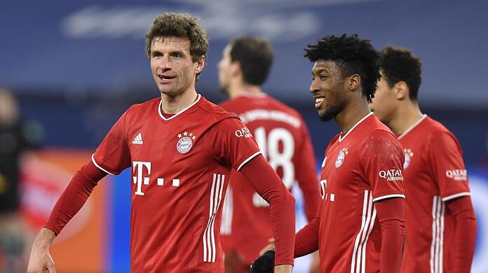 Breite Brust: Thomas Müller (l) und der FC Bayern führen die Bundesliga-Tabelle mit sieben Punkten an.