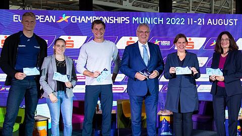 Oliver Zeider (l-r), Sarah Voss, Thomas Röhler, Joachim Herrmann, Verena Dietl und Marion Schöne posieren.