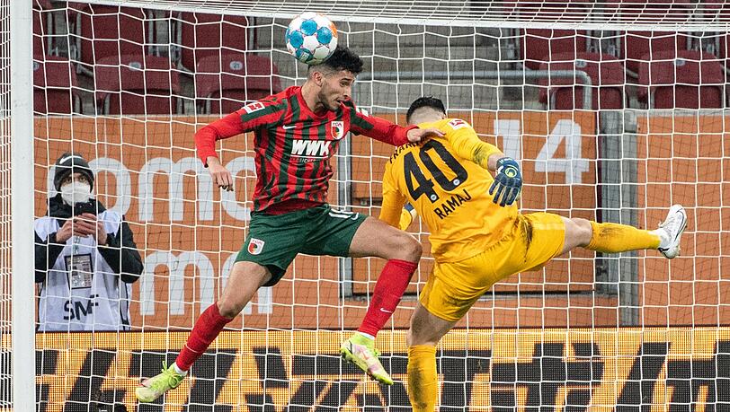 Ricardo Pepi von Augsburg (l) kämpft um den Ball.