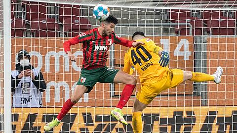 Ricardo Pepi von Augsburg (l) kämpft um den Ball.