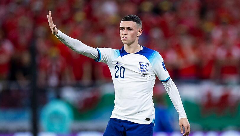 Englands Phil Foden gestikuliert.
