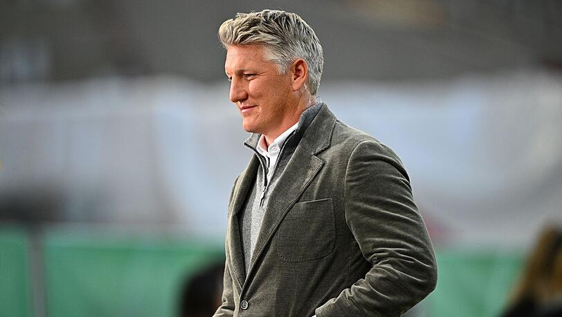 Der ehemalige Fußballer Bastian Schweinsteiger ist als TV-Experte im Stadion. Der ehemalige Fußballer Bastian Schweinsteiger ist als TV-Experte im Stadion.