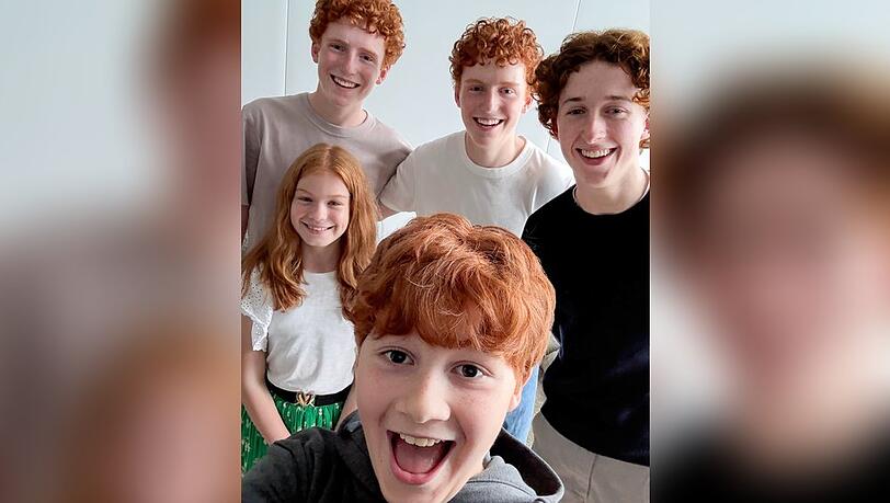 Alastair Stout alias Ron Weasley und seine vier Serien Geschwister: Tristan und Gabriel Harland, Ruari Spooner und Gracie Cochrane.