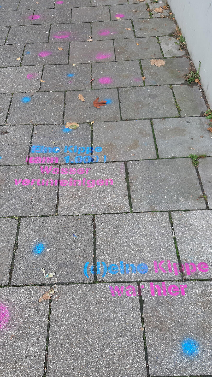 Mit bunter Farbe wollen Umweltaktivisten auf ein großes Münchner Problem hinweisen.