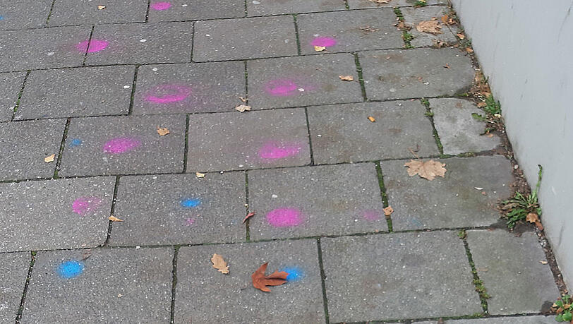 Mit bunter Farbe wollen Umweltaktivisten auf ein großes Münchner Problem hinweisen. Mit bunter Farbe wollen Umweltaktivisten auf ein großes Münchner Problem hinweisen.